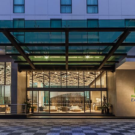 Holiday Inn Express Bangkok Soi Soonvijai By Ihg Exterior foto