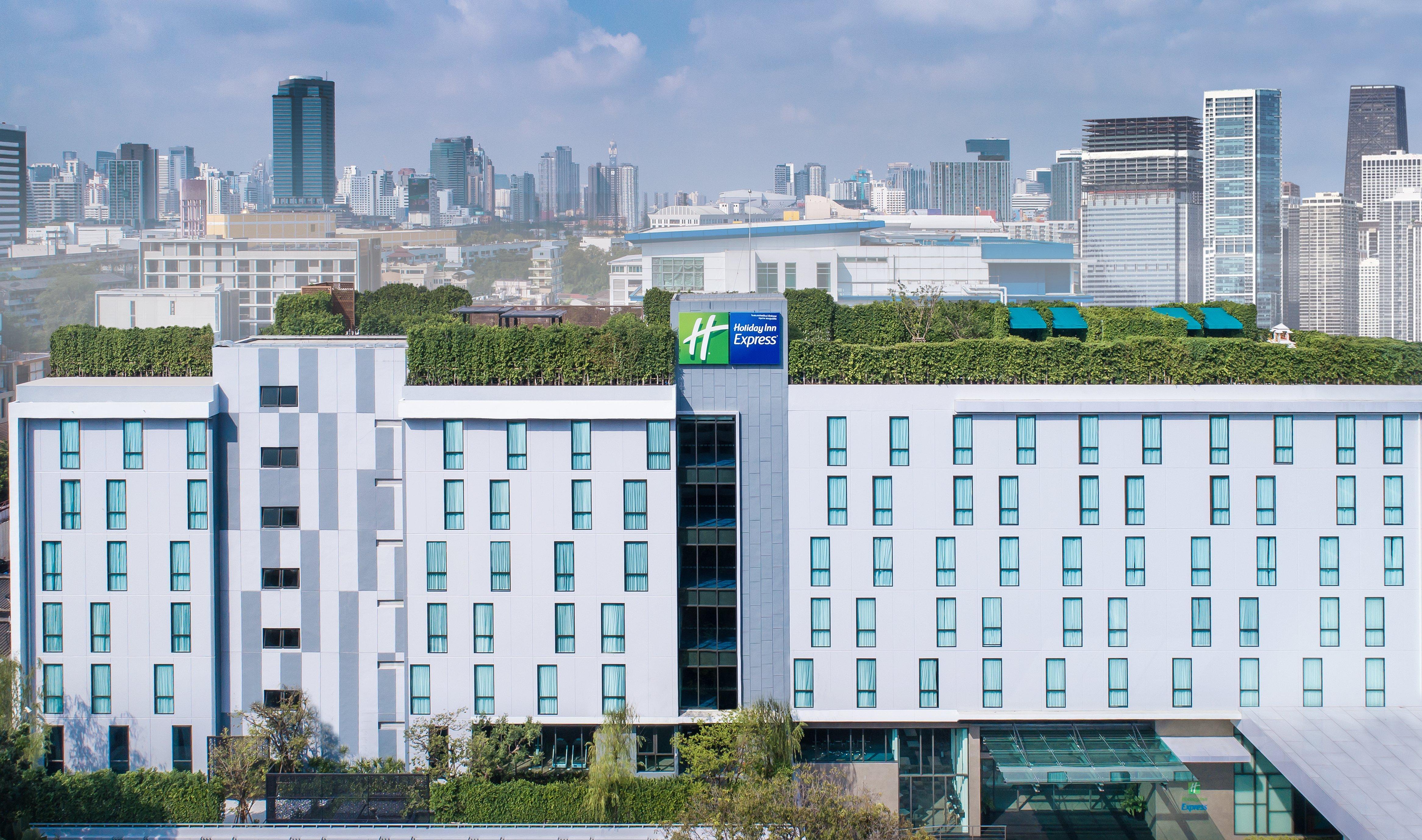 Holiday Inn Express Bangkok Soi Soonvijai By Ihg Exterior foto