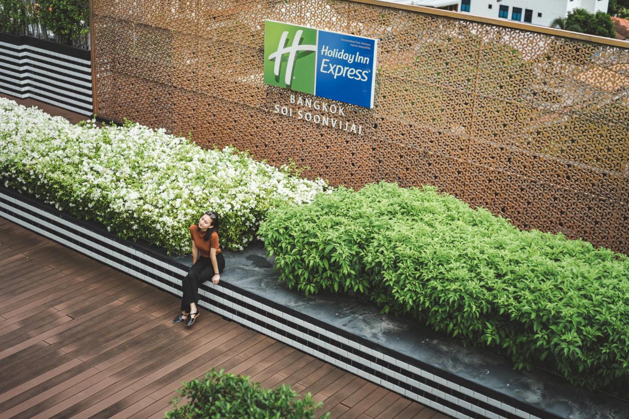 Holiday Inn Express Bangkok Soi Soonvijai By Ihg Exterior foto