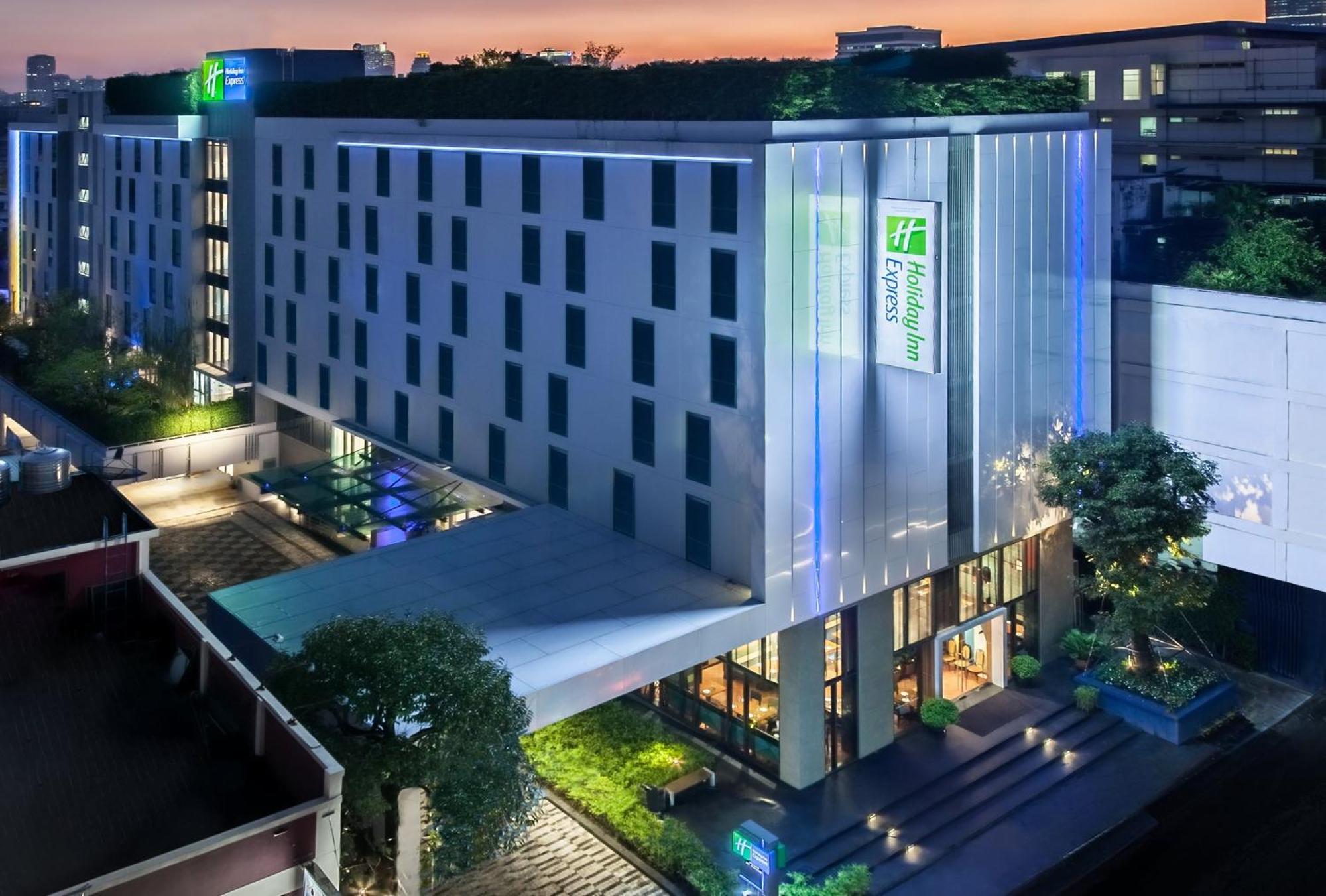 Holiday Inn Express Bangkok Soi Soonvijai By Ihg Exterior foto